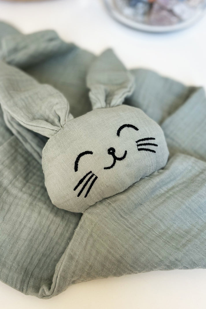 Lingette câline en mousseline avec tête de lapin – Vert sauge